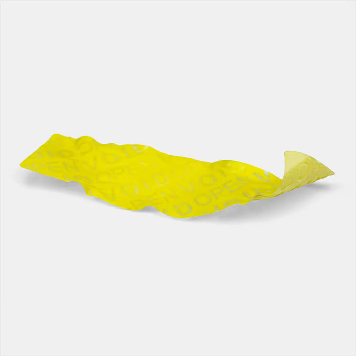 Gelbes Non-Transfer-Siegel, komplett abgezogen. Vollständig sichtbarer ‚OPEN VOID‘-Sicherheitstext ohne Kleberückstände auf der Oberfläche.